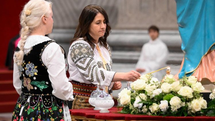 Kila tendo la Rosari, uliwashwa mshumaa kutoka Taa ya  Assisi ya amani 