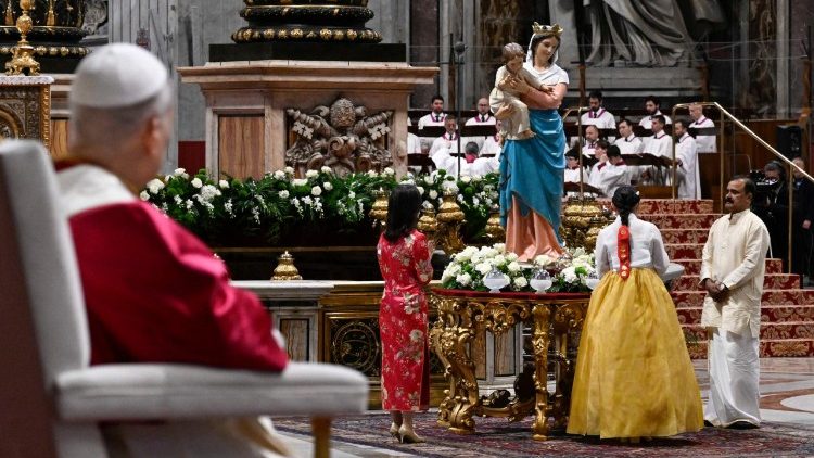 C&aacute;c t&iacute;n hữu đại diện c&aacute;c ch&acirc;u lục thắp s&aacute;ng c&aacute;c ngọn nến bằng ngọn lửa được lấy từ Ngọn đ&egrave;n H&ograve;a b&igrave;nh ở Assisi