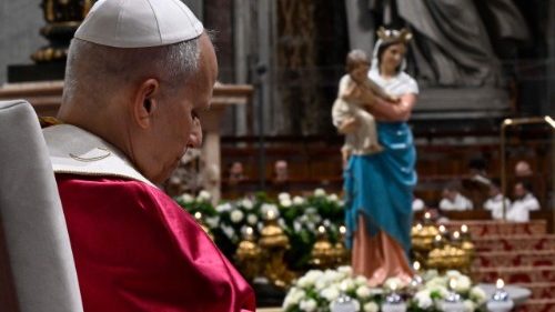 Leon XIV przed figurą Maryi Królowej Pokoju, ustawioną na czuwanie w Bazylice św. Piotra