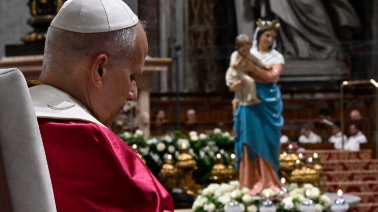 Đức Th&aacute;nh Cha chủ sự giờ Canh thức Cầu nguyện cho H&ograve;a b&igrave;nh