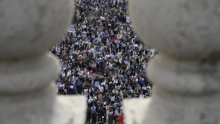 Muonekano wa umati mkubwa katika Uwanja wa Mtakatifu Petro kwa ajili ya Angelus