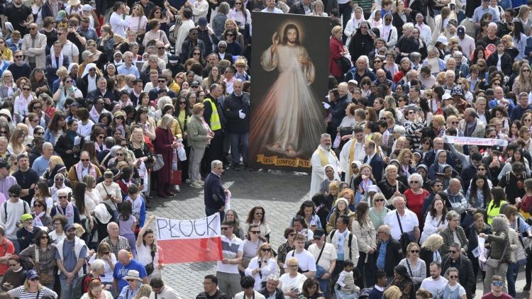 Fedeli in piazza San Pietro