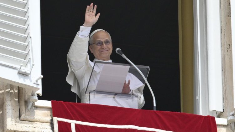 Il Papa affacciato dal Palazzo Apostolico vaticano