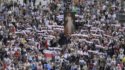 El Papa en el Regina Caeli: “la fe no siempre es f&aacute;cil, la Eucarist&iacute;a la sostiene”
