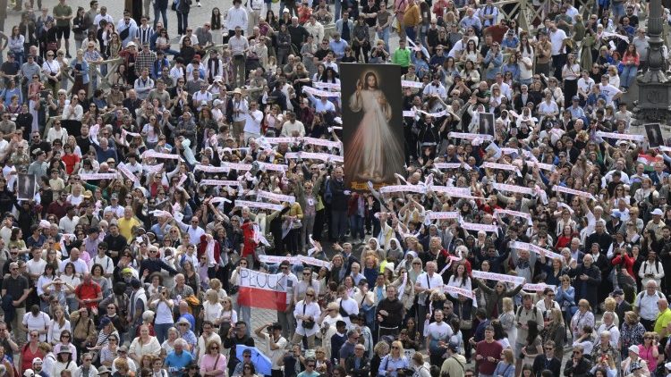 Wierni przybyli z obrazem Jezusa Miłosiernego