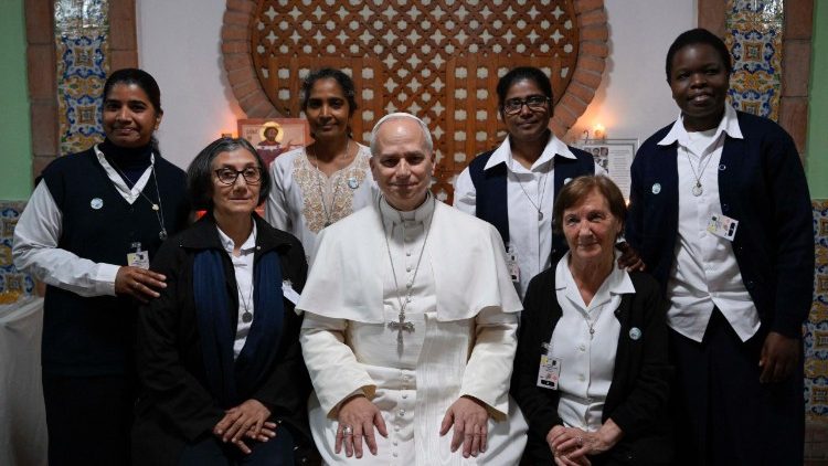 Le&oacute;n XIV con las misioneras agustinas de las dos comunidades de Argel