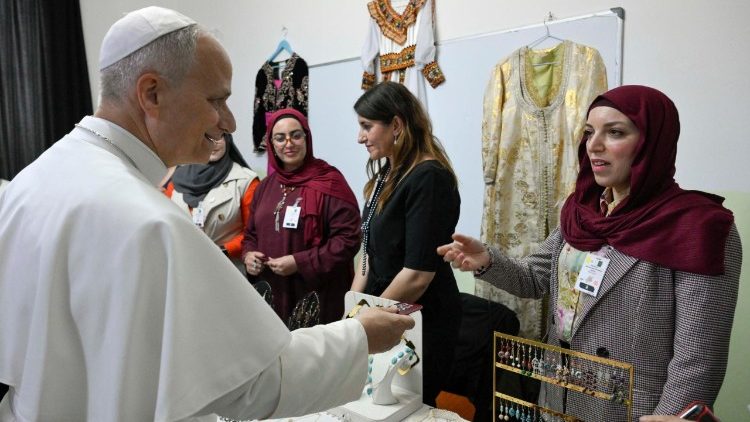  Le&oacute;n XIV hablando con una mujer musulmana 
