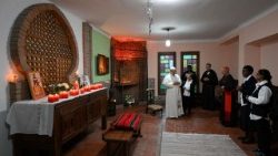 El Papa en la capilla del Centro de Acogida y Amistad de las Misioneras Agustinas en Bab El Oued