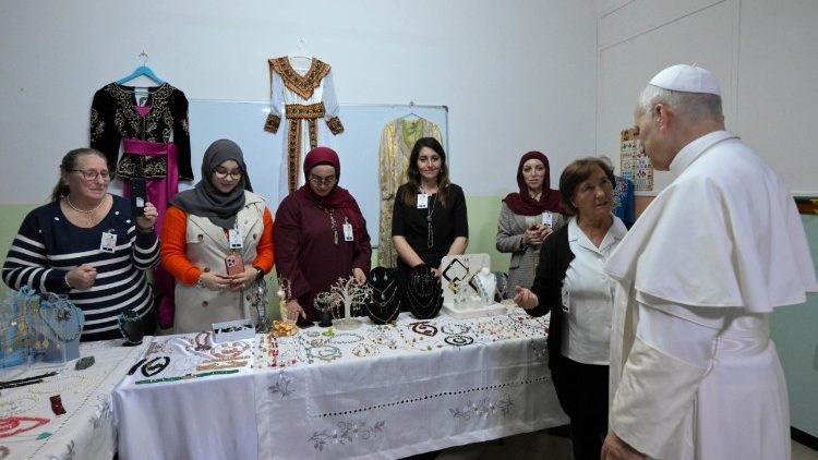  El Papa con las mujeres que trabajan en el taller de joyer&iacute;a 