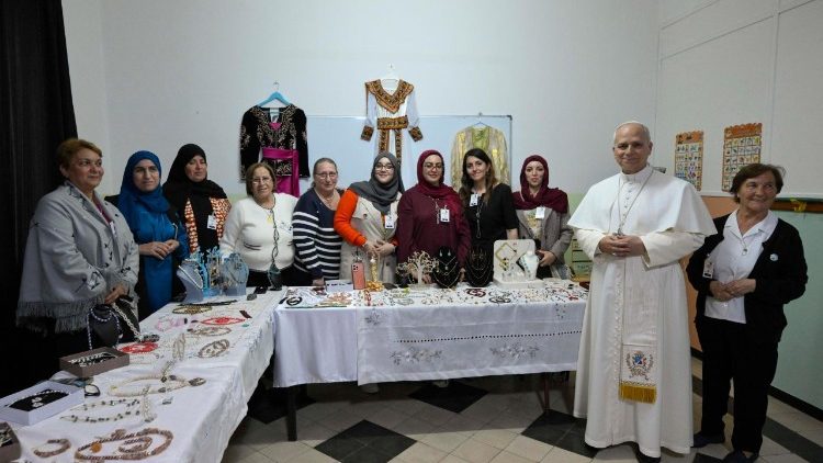 Đức Th&aacute;nh Cha thăm Trung t&acirc;m Đ&oacute;n tiếp v&agrave; T&igrave;nh bạn của c&aacute;c Nữ tu Truyền gi&aacute;o d&ograve;ng Augustin&ocirc; tại Bab el Oued