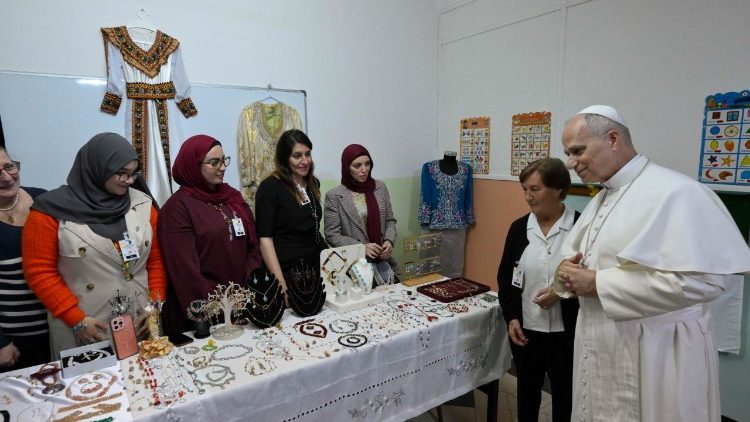 O Papa visita a Exposi&ccedil;&atilde;o de objetos de artesanato que as mulheres aprendem a fazer no Centro. 