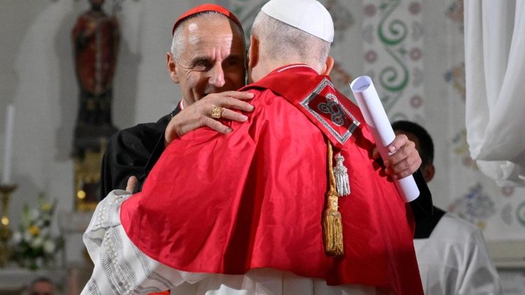 El abrazo entre el Papa y el cardenal Vesco, arzobispo de Argel