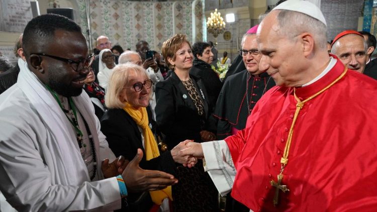 Ostatnim punktem pierwszego dnia pielgrzymki Leona XIV do Algierii było spotkanie z przedstawicielami niewielkiej wsp&oacute;lnoty katolickiej