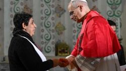 Monia Zergane saludando al Papa León XIV