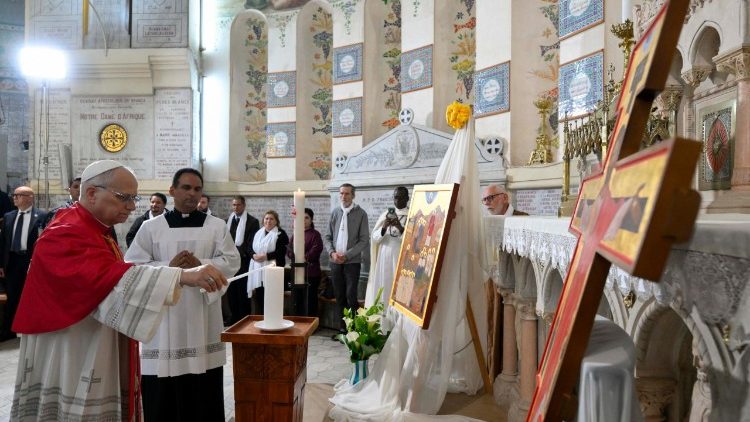 Đức Th&aacute;nh Cha gặp gỡ cộng đo&agrave;n Algeria tại Vương cung Th&aacute;nh Đường Đức B&agrave; Ch&acirc;u Phi