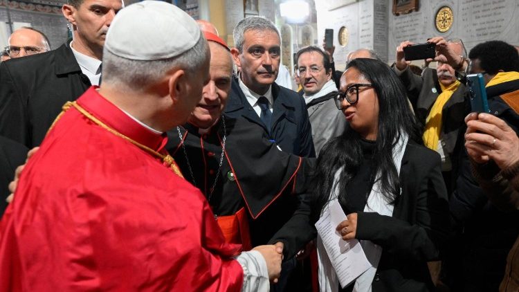 Đức Th&aacute;nh Cha gặp gỡ cộng đo&agrave;n Algeria tại Vương cung Th&aacute;nh Đường Đức B&agrave; Ch&acirc;u Phi