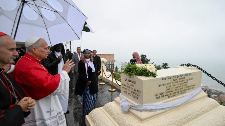 Đức Th&aacute;nh Cha cầu nguyện trước tượng đ&agrave;i tưởng niệm c&aacute;c nạn nh&acirc;n của những vụ đắm t&agrave;u