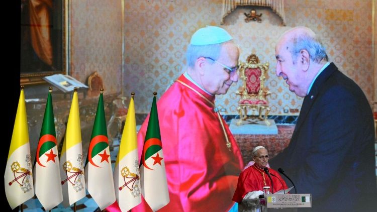 Đức Th&aacute;nh Cha gặp gỡ ch&iacute;nh quyền, x&atilde; hội d&acirc;n sự v&agrave; ngoại giao đo&agrave;n