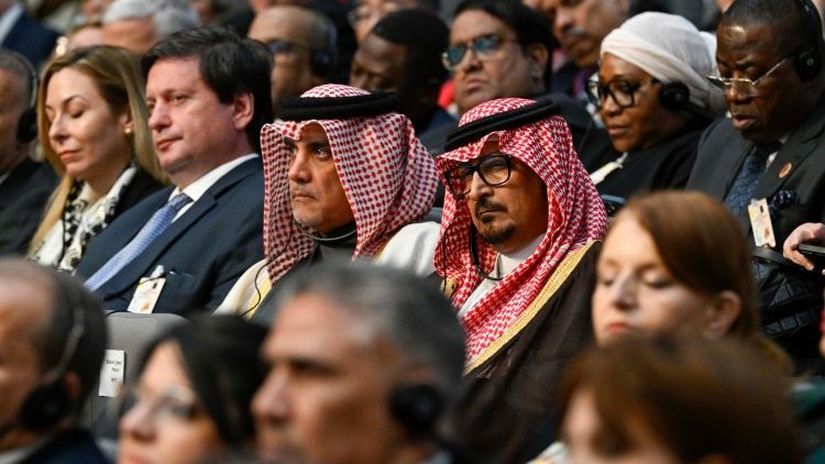 Đức Th&aacute;nh Cha gặp gỡ ch&iacute;nh quyền, x&atilde; hội d&acirc;n sự v&agrave; ngoại giao đo&agrave;n