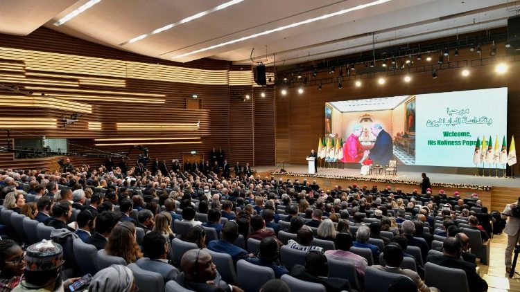 Đức Th&aacute;nh Cha gặp gỡ ch&iacute;nh quyền, x&atilde; hội d&acirc;n sự v&agrave; ngoại giao đo&agrave;n