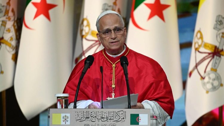 ലിയോ പതിനാലാമൻ പാപ്പാ അൾജീരിയയിൽ രാഷ്ട്രീയ, സാമൂഹിക നേതൃത്വത്തെയും, രാജ്യത്തേക്കുള്ള നയതന്ത്രപ്രതിനിധികളെയും അഭിസംബോധന ചെയ്‌ത്‌ സംസാരിക്കുന്നു