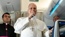 Le Pape Léon XIV saluant les journalistes pendant le vol vers Alger, lundi 13 avril 2026.
