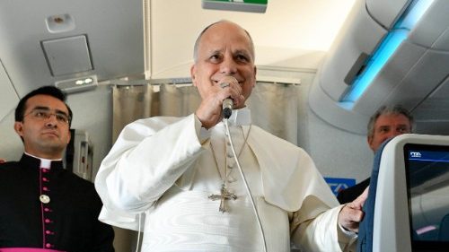 Papa Leone XIV saluta i giornalisti durante il volo verso Algeri