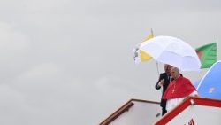 2026.04.13 ር.ሊ.ጳ. ኣብ ነፋሪት ናብ ኣልጀርያ፡ 'ኣነ ፖለቲከይና ኣይኮንኩን፡ ብዛዕባ ወንጌል እየ ዝዛረብ