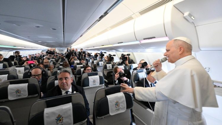 Nie boję się administracji Trumpa. Nie jesteśmy politykami. Nawołujemy do pokoju - mówił Papież na pokładzie samolotu