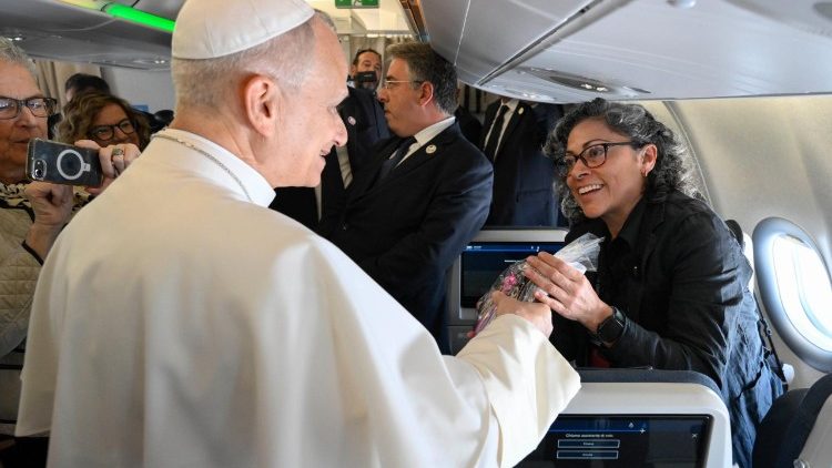 Papa alisalimiana na waandishi wa habari na kupokea zawadi