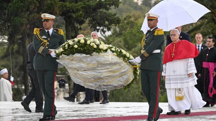 L'arrivo di Leone XIV al monumento dei martiri d'Algeria