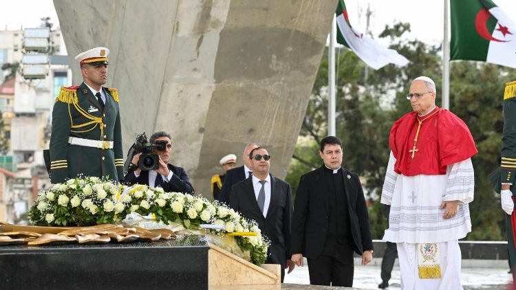 Papież zwr&oacute;cił się do algierskiego społeczeństwa sprzed pomnika walk o niepodległość kraju