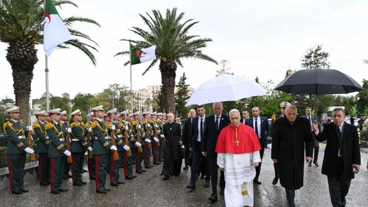 Đức Th&aacute;nh Cha viếng Đ&agrave;i tưởng niệm Maqam Echahid