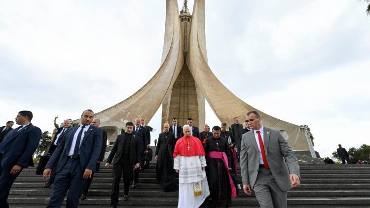 Pierwszym oficjalnym punktem pielgrzymki była wizyta przy Pomniku Męczennik&oacute;w