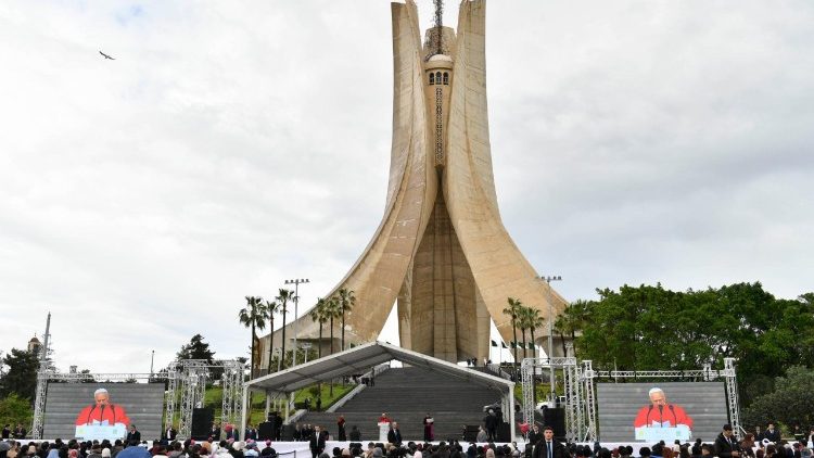 Papa akiwa katika Mnara wa Kumbu Kumbu ya mashahidi wa Algeria