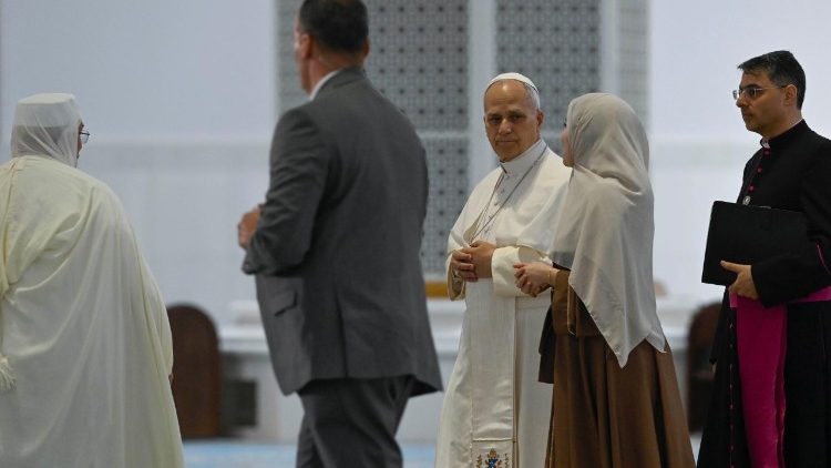 Papa akisikiliza maelezo kuhusu Msikiti huo