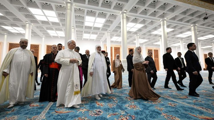 Papa akitembelea Msikiti wa Algiers