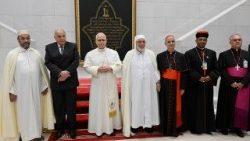 El Papa León XIII en la Gran Mezquita de Argel con el Cardenal George J. Koovakad, Prefecto del Dicasterio para el Diálogo Interreligioso.