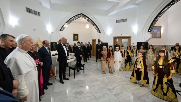 Đức Th&aacute;nh Cha tại phi trường Annaba