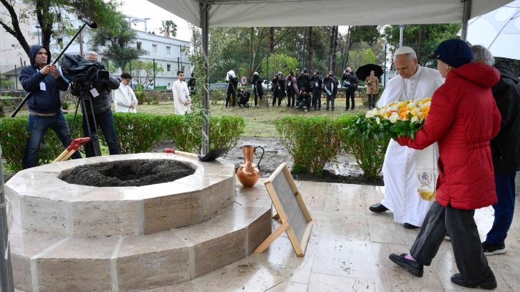 The Pope places a wreath of flowers at the site