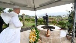 Le Pape devant les ruines d'Hippone, au deuxième jour de son voyage apostolique en Algérie, mardi 14 avril 2026.
