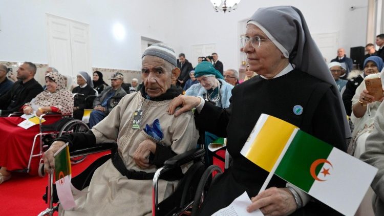 Đức Th&aacute;nh Cha thăm Nh&agrave; dưỡng l&atilde;o của D&ograve;ng Tiểu Muội Người Ngh&egrave;o