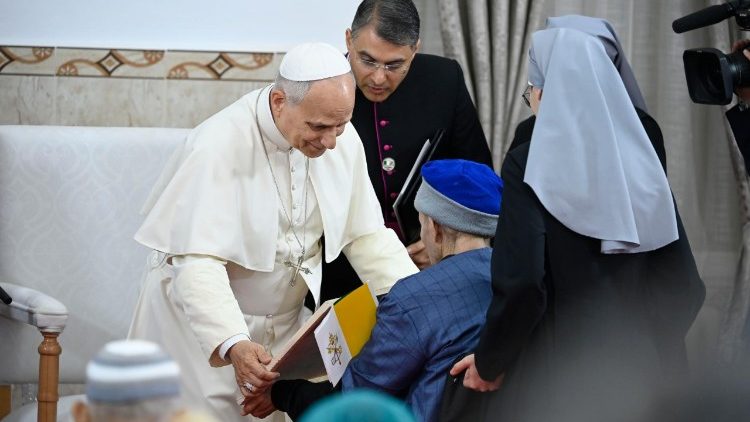 Il secondo giorno di Papa Leone XIV in Algeria, visita alla casa di accoglienza per anziani delle piccole sorelle dei poveri