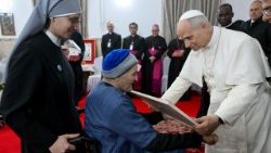 2026.04.14 Papa atembelea Kituo cha Dada wadogo cha kutunzia wazee.