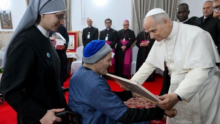 2026.04.14 Papa atembelea Kituo cha Dada wadogo cha kutunzia wazee.