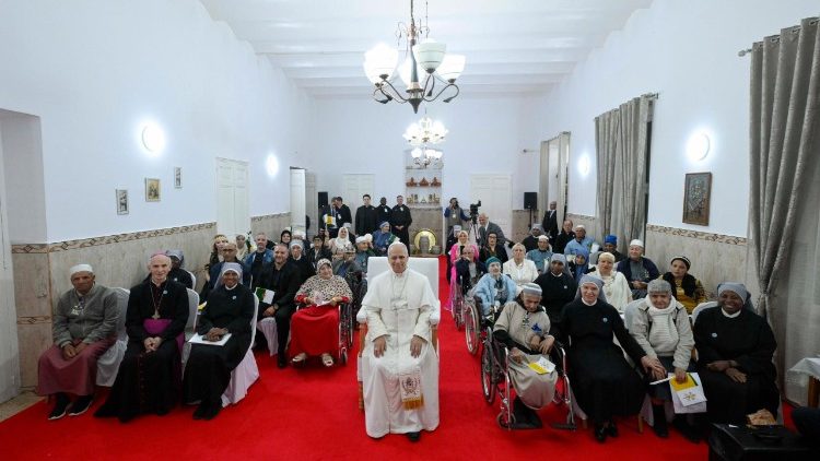 संत पापा लियो 14वें अन्नाबा में दरिद्रों की छोटी धर्मबहनों के वृद्धाश्रम में रहने वाले बुज़ुर्गो और कर्मचारियों के साथ 