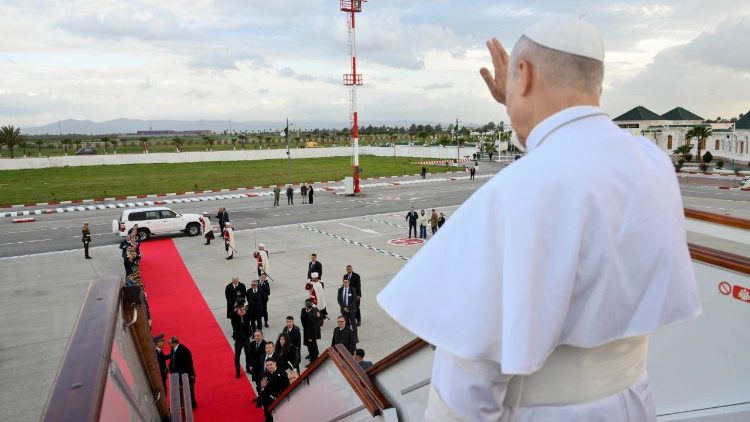 Léon XIV quittant l'aéroport d'Annaba, mardi en fin d'après-midi. 