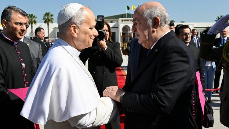 Le Pape salu&eacute; par le pr&eacute;sident Tebboune &agrave; son d&eacute;part d'Alg&eacute;rie