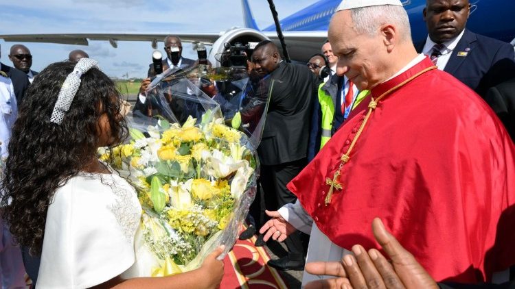 Accueil du Pape &agrave; son arriv&eacute;e &agrave; Yaound&eacute;