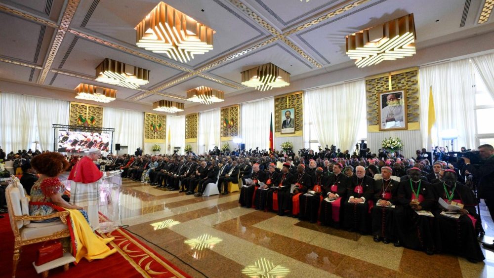 Leoni XIV takohet me autoritetet, shoqërinë civile dhe trupin diplomatik të Kamerunit